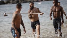 Бивш играч на Барса убива акули