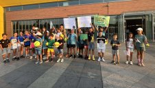 Десетки фенове очакват Иван Иванов на летище "Варна" при завръщането му