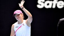 Швьонтек навакса голямо изоставане и победи Колинс 