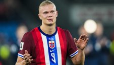 Халанд мушна 5, после срича и се извинява на вратаря