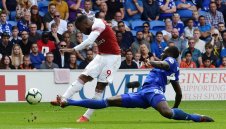 Арсенал издрапа до победа над Кардиф, Лаказет герой