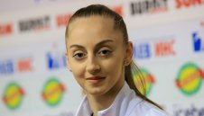 "Кралица" Калейн грабна титлата на обръч