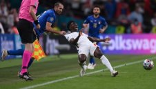 Звезда на Арсенал аут за Англия