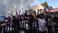 Фенове в Турция обсипаха терена с плюшени играчки + ВИДЕО и СНИМКИ