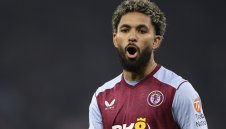 Юве се подсилва с халф на Астън Вила и мацката му + СНИМКИ