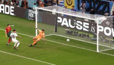 Адидас попари Роналдо, няма контакт с топката!