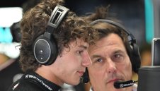 Наследникът на Хамилтън се разби в дебюта си, Макс лети на Монца