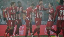 Атлетико излъга Уеска в мъглата