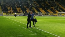 Чернев пак оставя Там на скамейката