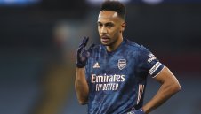 Обамеянг има по-малко удари от Хари Магуайър