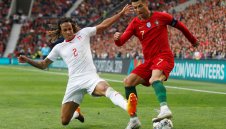 Финт, финт, финт... Вижте как Кристиано Роналдо се изгаври с клет швейцарец + ВИДЕО