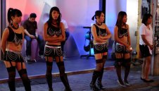 Футболисти на Лестър се гаврят с проститутка в Тайланд