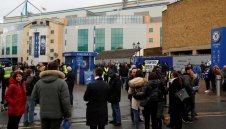 Феновете на Челси забъркаха нов расистки скандал