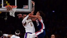 ЛеБрон сътвори история, но загубите за Лейкърс продължават