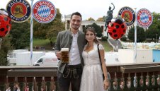 Ревнивецът Хумелс скри сочните цици на жена си + СНИМКИ