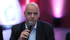 Нов срам за ФИФА! Етичната комисия погна президента си Джани