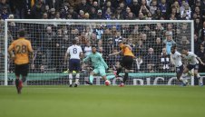 Вълците схрускаха Тотнъм и гледат към Шампионската лига