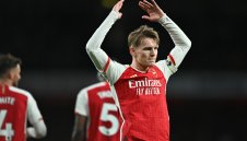 Арсенал се изстреля на върха