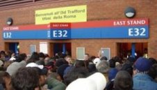 Страх скова тифозите на Рома. Само 600 пътуват за Манчестър