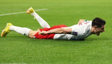 Левандовски се отпуши! Полша надви Саудитска Арабия с доста късмет