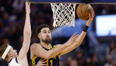 Клей влезе от пейката след 12 години и наниза 7 тройки и 35 точки