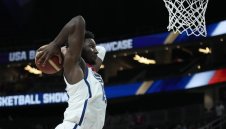 Стив Кър спечели първия си мач като селекционер на САЩ по баскетбол