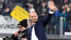 Феновете на Юве освиркват играчите, скандират името на Алегри