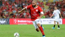 Фламенго връща Адриано в големия футбол