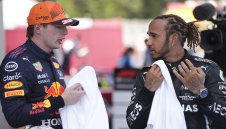 Люис и Мерцедес нямат шансове срещу Макс и Ред Бул