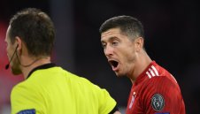 Левандовски тренира извънредно преди срещата с омразните "жребчета"