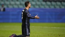 Отвратително! Роналдо нарочно настъпи паднал футболист + СНИМКИ