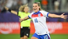 Звездата на Англия се сгоди на морския бряг + СНИМКИ