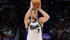 Везенков изравни личния си рекорд, но Сакраменто се срина във Финикс