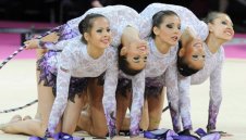 Грация разпуска с гаджето край водопад + СНИМКИ