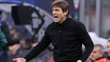 Президентът на Наполи не се е отказал от Конте