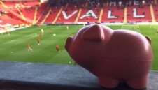 3000 прасета спряха мач в Англия + ВИДЕО