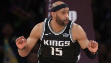 Винс Картър ще троши ринговете още година