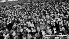 Няма такъв резил: Евертън пусна фланелка с фенове на Ливърпул + СНИМКИ