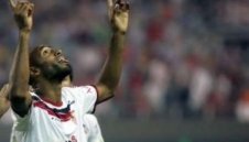 Играч на Севиля скрива надпис на фланелката си