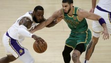 Eзерняците оцеляха срещу Селтикс и разигралия се Тейтъм