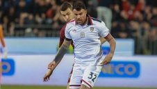 Разочарована от футболист си търси мъж с топки + СНИМКИ