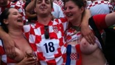 Уволниха хърватската чиновничка заради голите й цици на Евро 2012