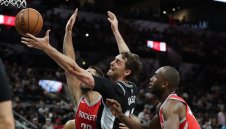 Сан Антонио приземи лошо Ракетите