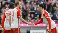 Брутален Байерн сгъна Майнц на 8, Кейн мушна хеттрик