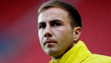 Гьотце излиза срещу бесните "жребчета" със счупена ръка