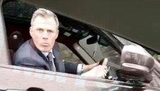 Карагър лепна плюнка в лицето на 14-годишна фенка на Юнайтед, после се извинява + ВИДЕО и СНИМКИ