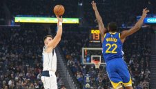 Стрелбище! В НБА си вкараха 48 тройки в един мач