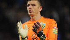 Арсенал впери поглед в стража на Бърнли за наследник на Чех