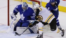 Бостън изравни на Торонто в НХЛ след здрава битка