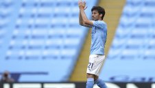 Бащата на Давид Силва: Може да играе до 40